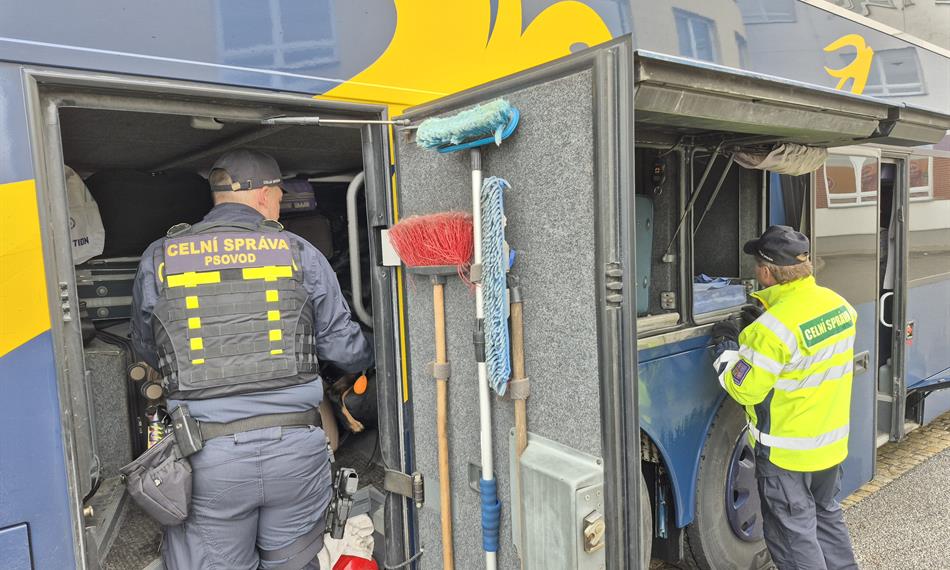 Celníci při kontrole